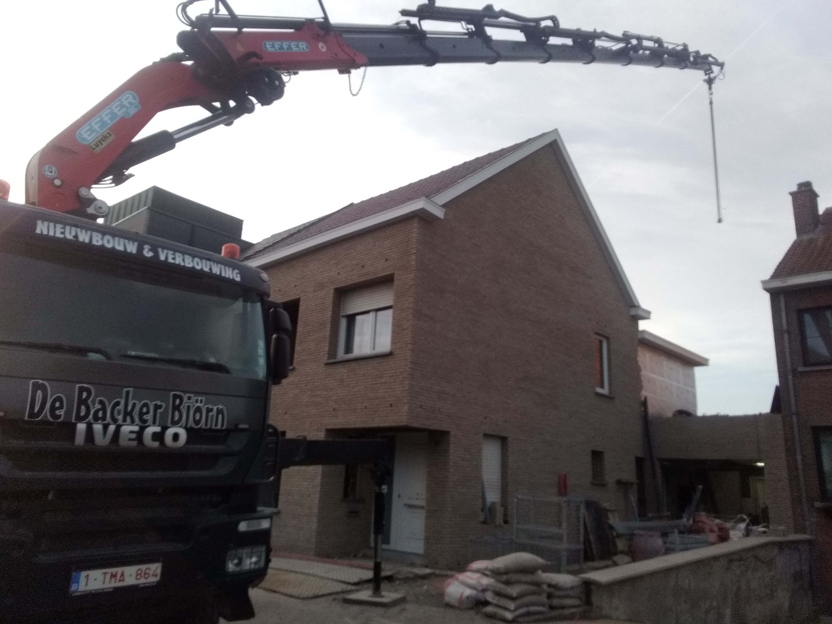 afwerkingsfase verbouwing voor- en zijgevel halfopen bebouwing